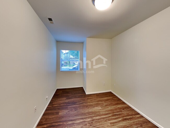 Building Photo - 6640 Sarazen St SE