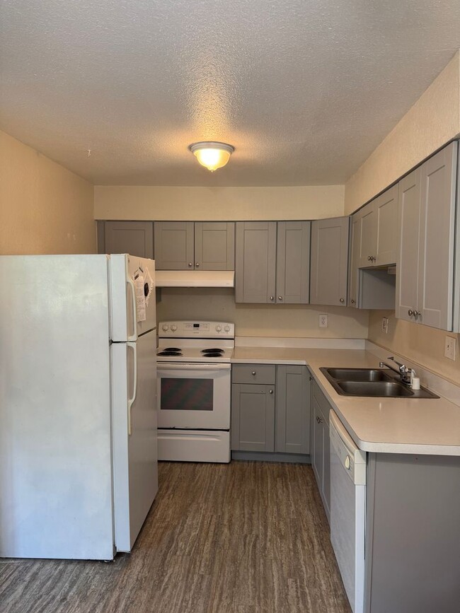 Building Photo - 2 bed/ 1 bath in well maintained 4plex