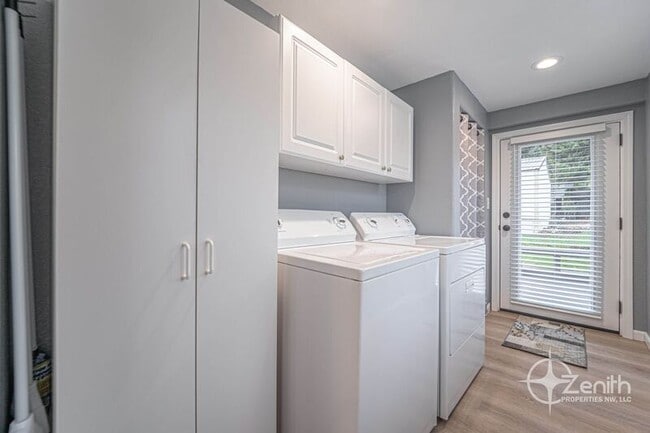 Building Photo - 2541 SW 6th Ave