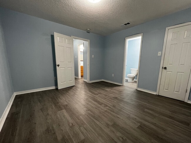 Building Photo - 2820 Pakenham Dr