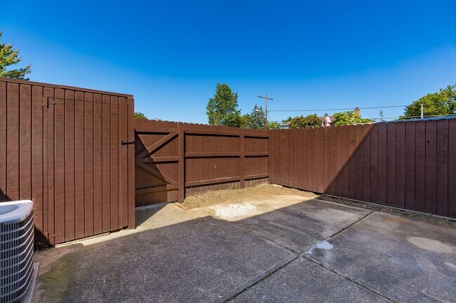 Building Photo - 1865 Willoway Cir N