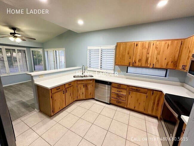 Building Photo - 5437 E Greenway St