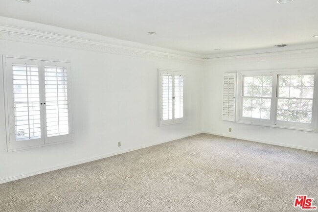 Building Photo - 210 S Spalding Dr