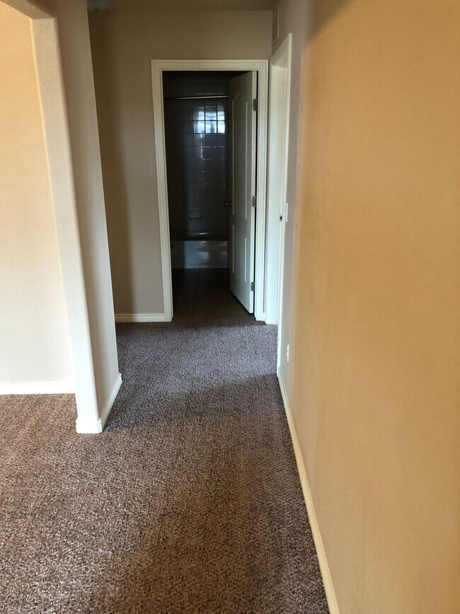 Building Photo - Duplex Town Home Rancher One Level Living