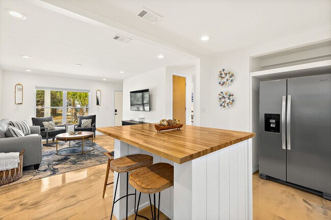 Building Photo - 107b A St