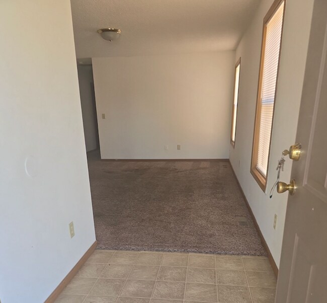 Building Photo - Great 3 Bed 2 Bath 2 Car Garage Flat Duplex- Pets ok!