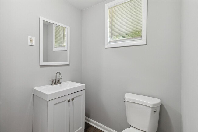 Building Photo - Huge East Savannah 4BR/2BA House For Rent