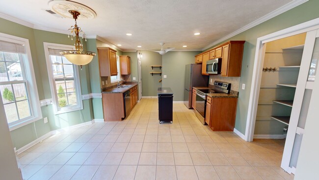 Building Photo - $300 OFF First Month's Rent! 3 Bedroom Ran...