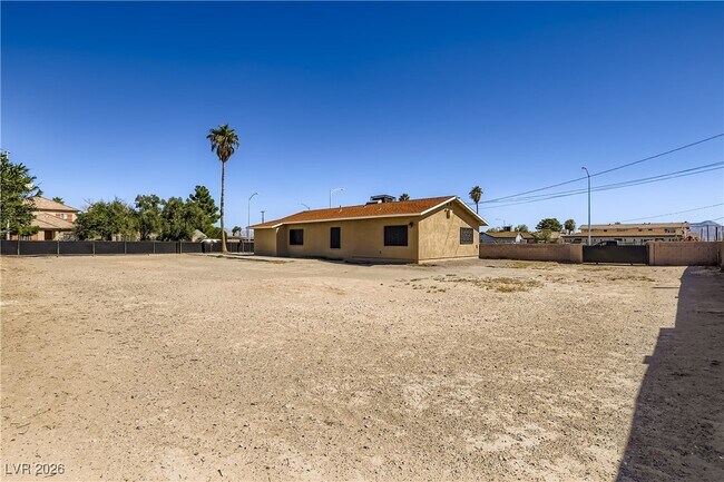 Building Photo - 501 W Van Buren Ave