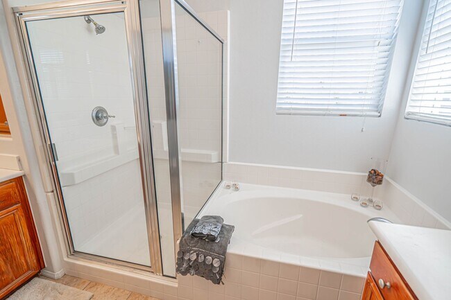 Building Photo - Fully Furnished House - Short Term Lease -...