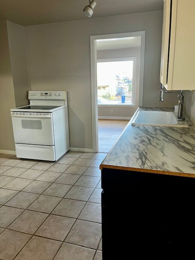 Building Photo - Cute 2 Bedroom Home in Perry District!