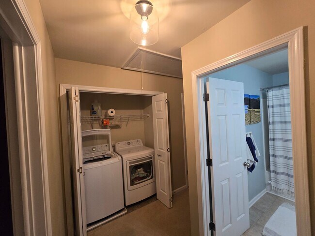 Building Photo - Beautiful Apex Townhome with Greenway Access & Community Amenities