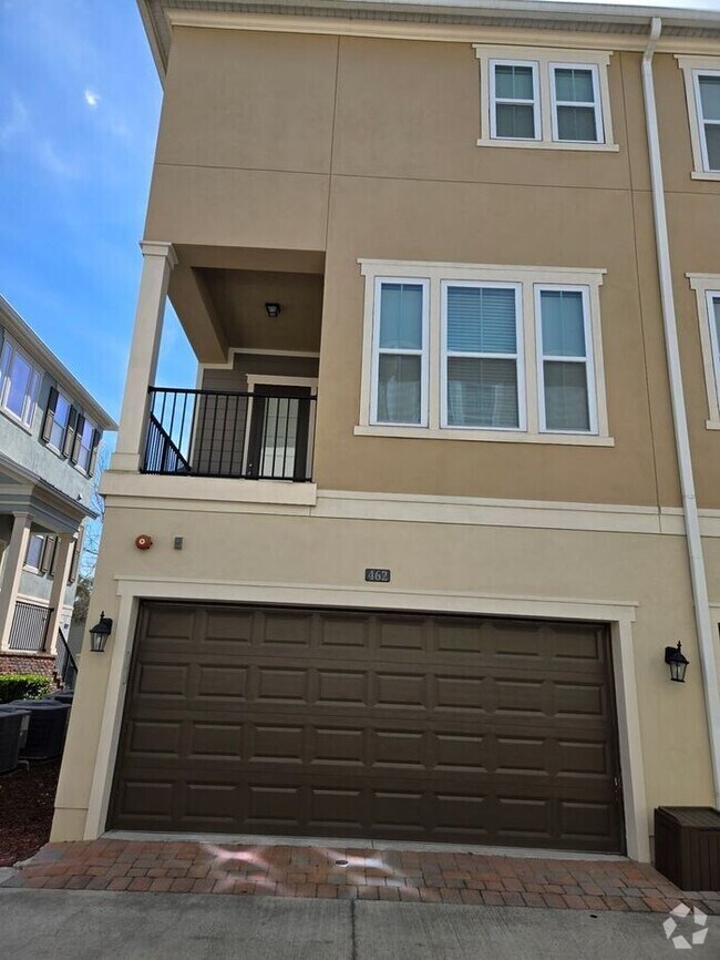 Building Photo - stunning three-story townhome, located in ...