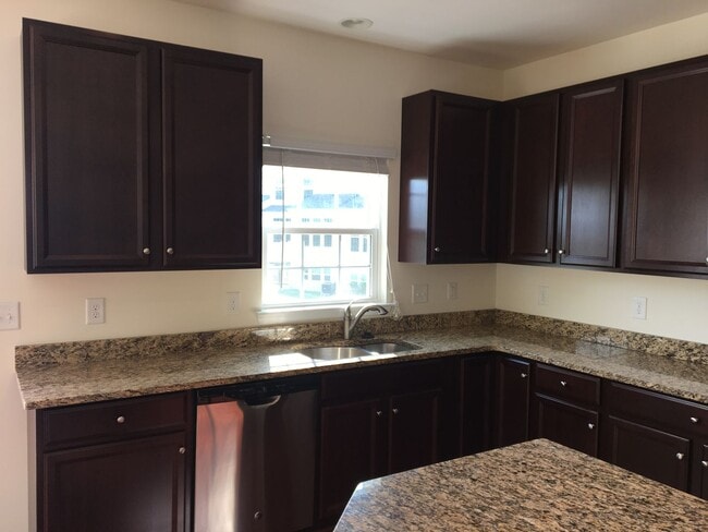 Building Photo - Large, Luxury, Garage Townhome in Hockessi...