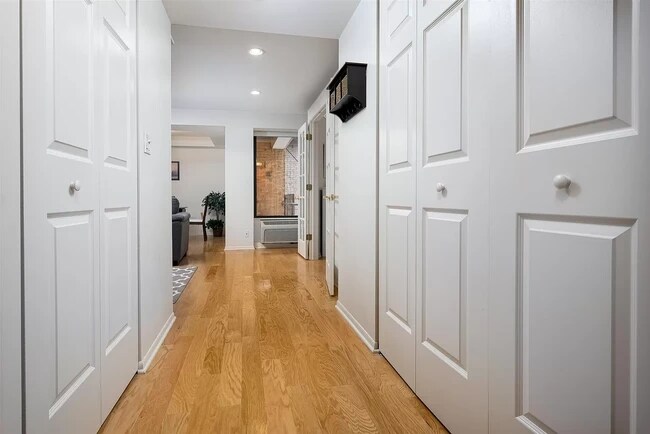 Building Photo - 40 E Delaware Pl