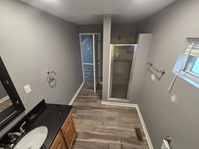 Building Photo - 3 Bedroom House