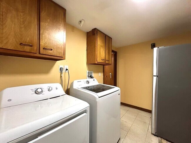 Building Photo - 122 Running Brook Rd