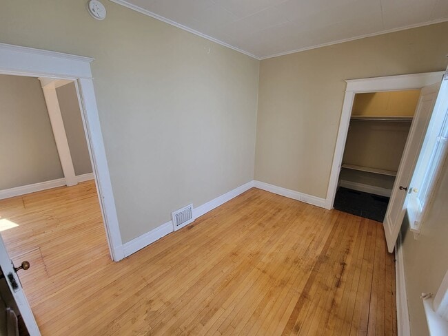 Building Photo - AVAILABLE AUGUST - 2 BED 1 BATH