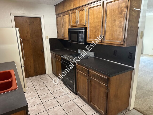 Building Photo - Spacious and Unique 2 Bedroom, 2 Bathroom Home with Wet Bar Area!