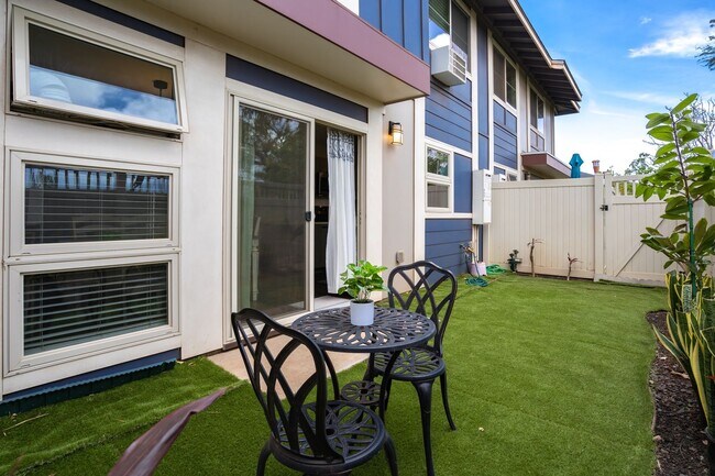 Building Photo - Fully Furnished Townhome with Garage, 3 bedroom/2.5 Bathroom at Kamalani Flats