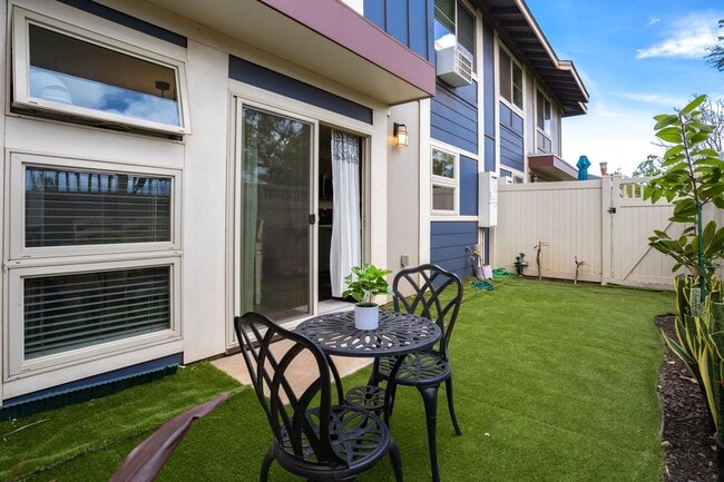 Building Photo - Furnished Townhome with Garage, 3 bedroom/2.5 Bathroom at Kamalani Flats