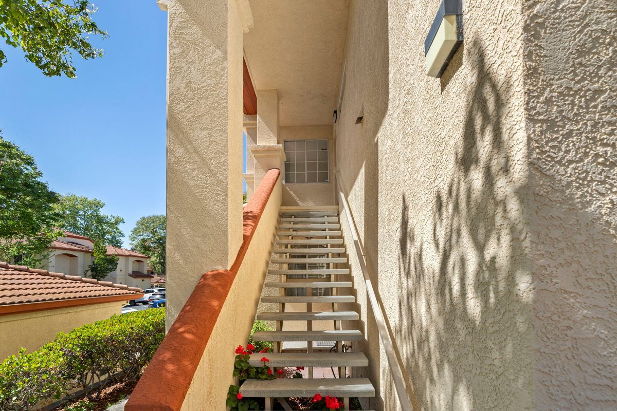 Building Photo - 6967 Stagecoach Dr