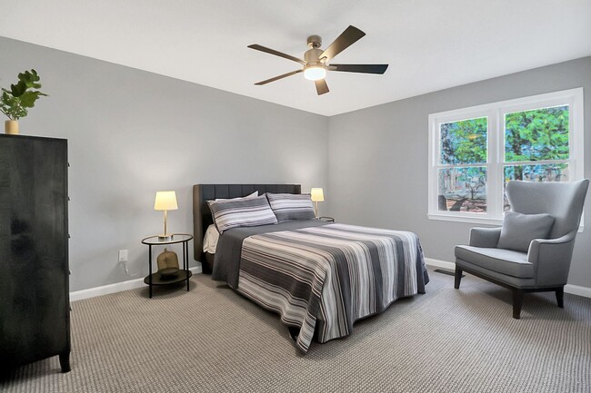 Building Photo - Immaculate, fully furnished property with lake views. Available for 6 to 12 month lease