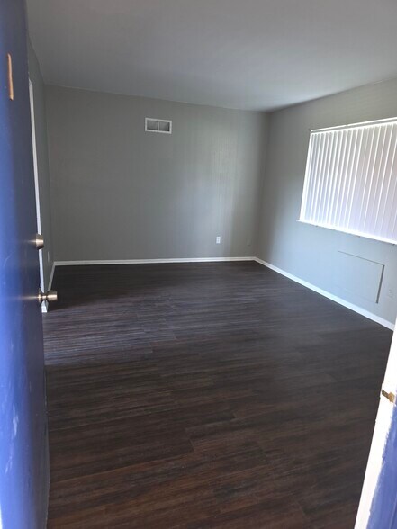 Living Room - 5421 Bermuda Dr