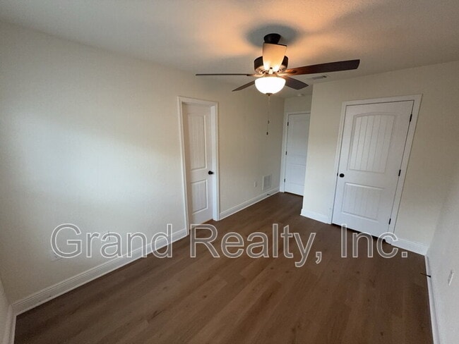 Building Photo - 4417 Village Oak Ln