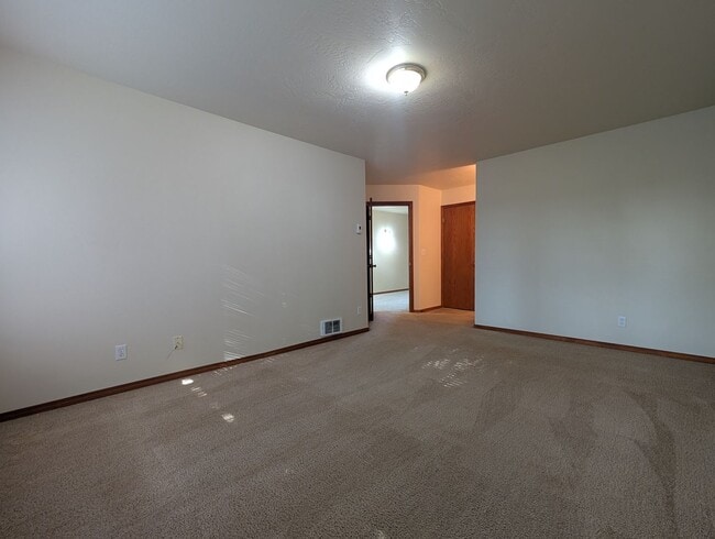 Building Photo - Spacious 2-Bedroom, 2-Bath Duplex In The River Rd Area!