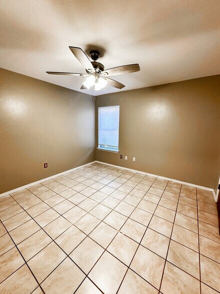 Building Photo - 4510 SW Wendy Dr