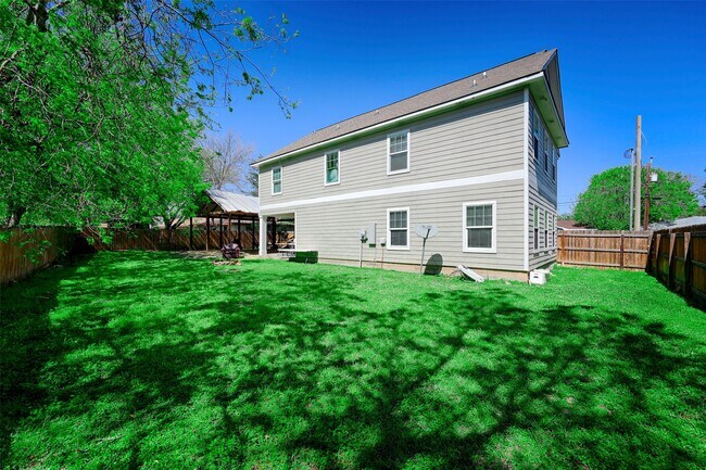 Building Photo - 1122 Detroit St