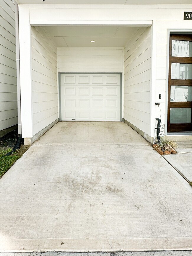 Building Photo - 9007 Lonestar Creekbend Ln