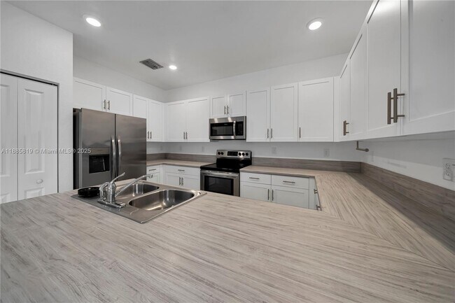 Building Photo - 18320 SW 148th Rd