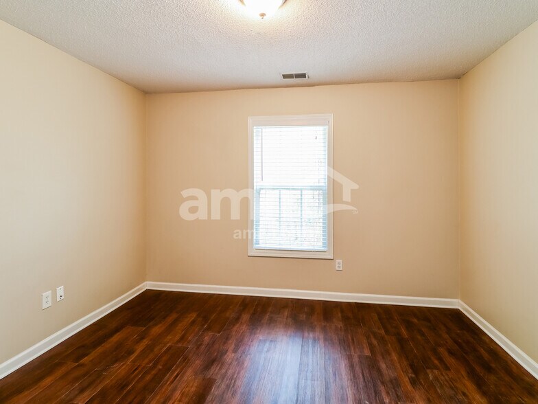 Building Photo - 112 Knightsbridge Rd