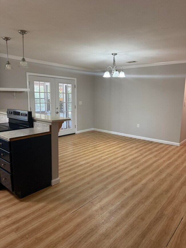 Building Photo - 700 Mayflower Ave