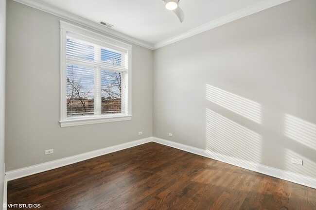 Building Photo - 3518 N Wilton Ave