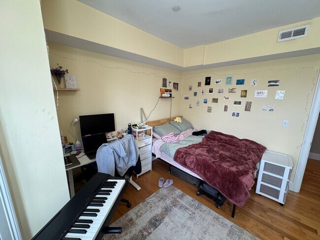 Building Photo - In-Unit Laundry, Central Heat/AC, Parking ...