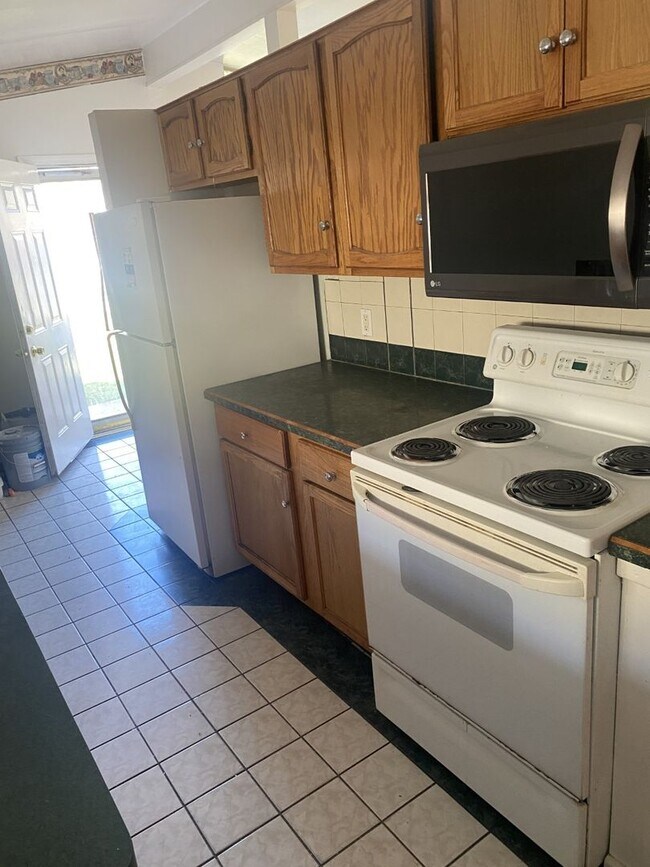 Building Photo - Cute with open floor plan, 3 bedroom, 1 ba...