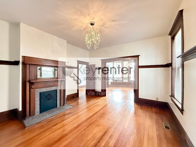 Building Photo - 1115 E 8th St