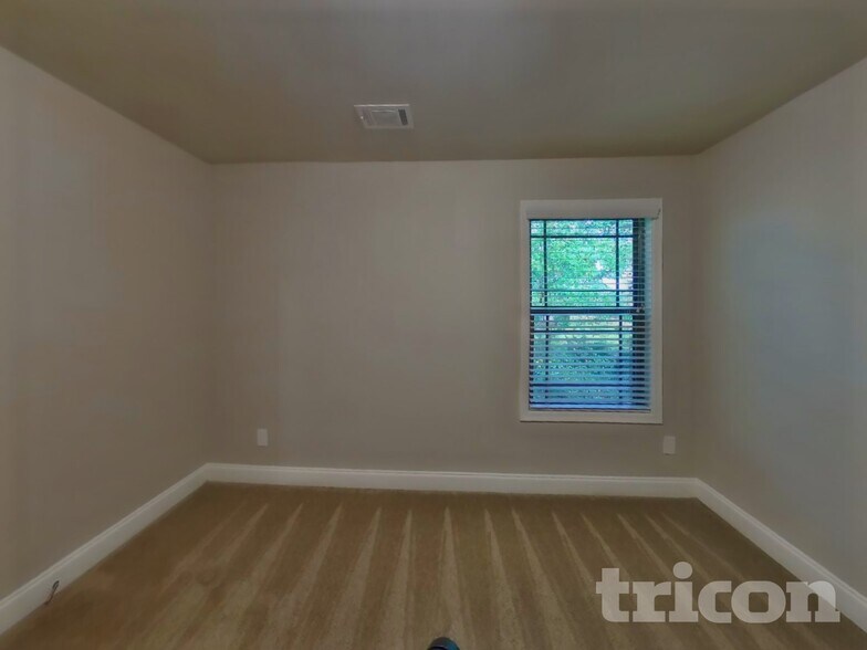 Building Photo - 805 Crescent Way