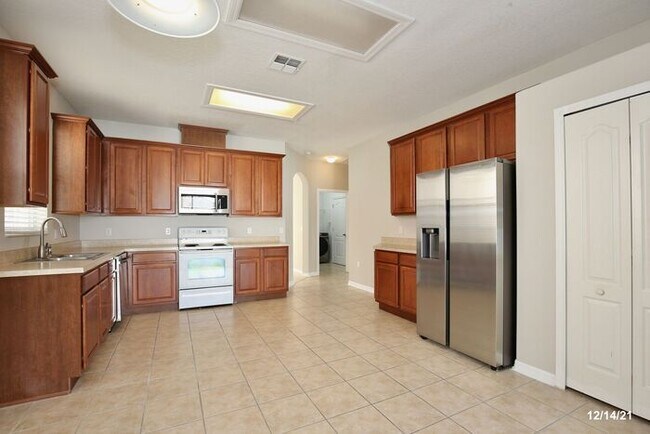 Building Photo - Beautiful 4/2 Home with a Spacious 2 Car G...