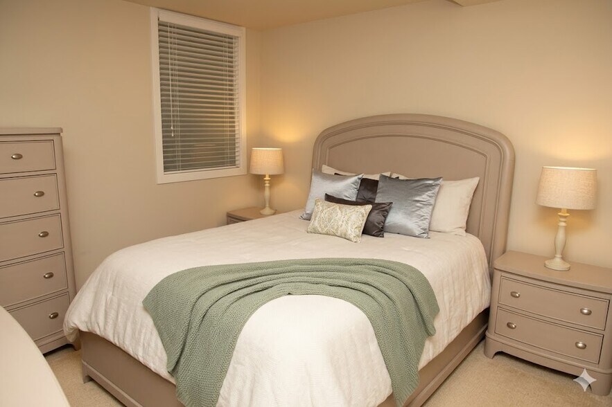 Master Bedroom - 81 Clay St