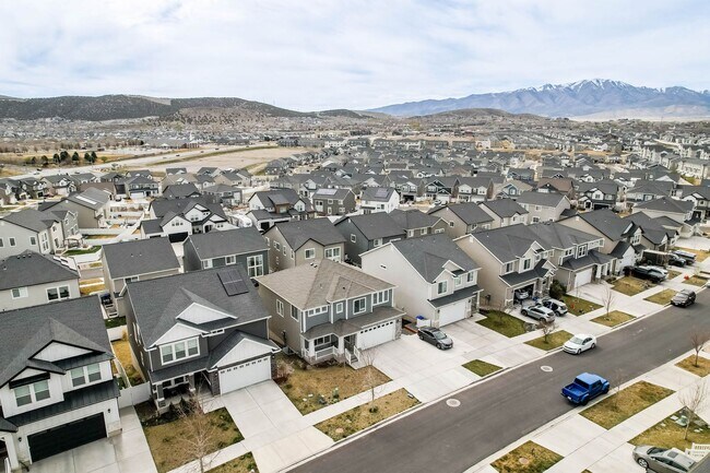 Building Photo - 6 Bedroom 3.5 Bathroom House in Saratoga Springs!