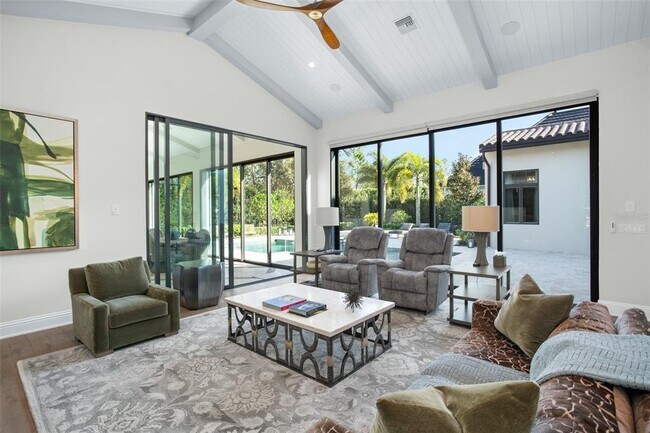 Building Photo - 10331 Los Feliz Dr