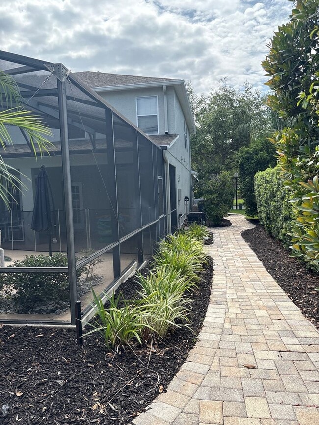 Building Photo - Stunning 6-Bedroom Pool Home in Desirable ...