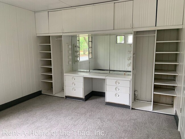 Building Photo - 2 br, 1 bath House - 2103 Dellwood Drive