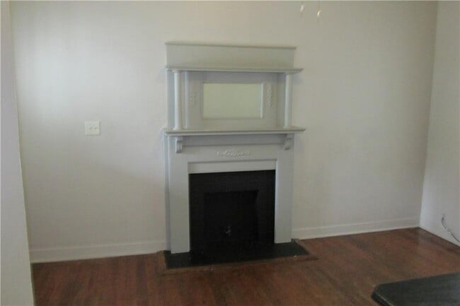 Building Photo - 704 W 22nd St
