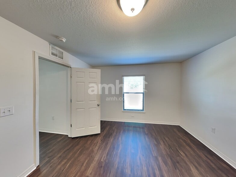 Building Photo - 718 Chatham Walk