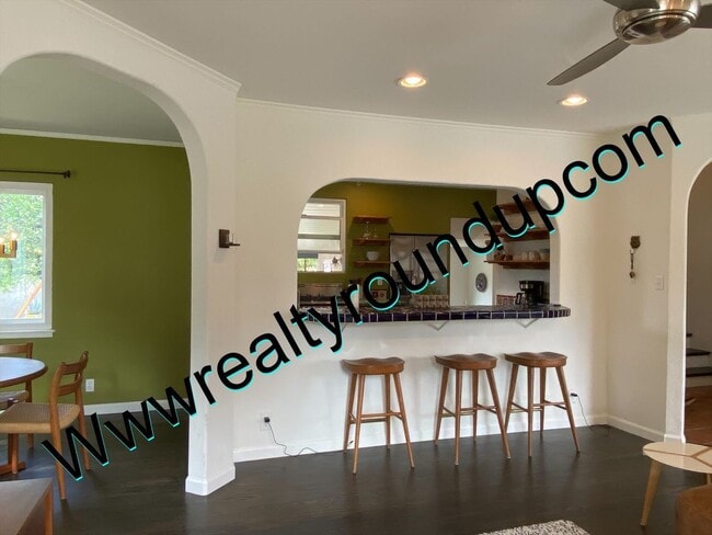 Building Photo - Three bed, Two Bath Home By UOP